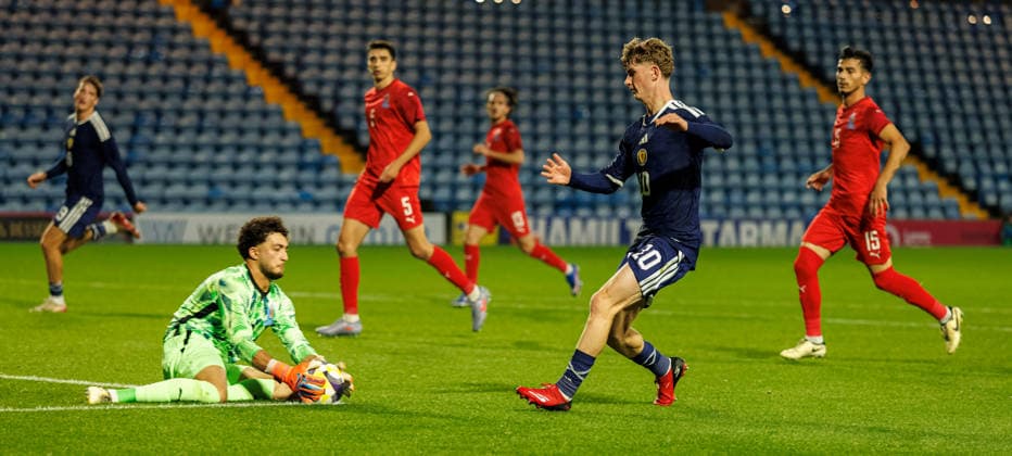 30.09.2026 Scotland U21, U 21 v Azerbaijan: James Wilson of Scotland and Sadig Mammadzada of Azerbaijan  Copyright: xWilliexVassx NINTCHDBPICT001112378245