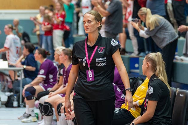 Miriam Hirsch, coach of TuS Metzingen, is disappointed after the loss: HSV Solingen Graefrath 76 vs. TuS Metzingen, DHB Women s Cup, Round 2, 2026–2027 season, September 30, 2026: HSV Solingen Graefrath 76 vs. TuS Metzingen, DHB Women’s Cup, Round 2, 2026–2027 season, September 30, 2026, Solingen Copyright: xEibner-Pressefoto ThomasxHaeslerx EP_THR