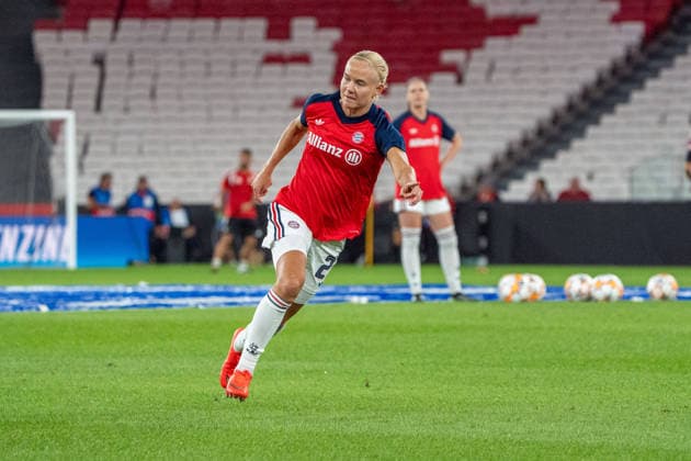 LISBON, PORTUGAL - SEPTEMBER 30: Pernille Harder warm up during UWCL match between SL Benfica and FC Bayern Munich at Estádio da Luz on September 30, 2026 in Lisbon, Portugal. Copyright: xCatiaxSilvax Sportspressphoto_SPR243014