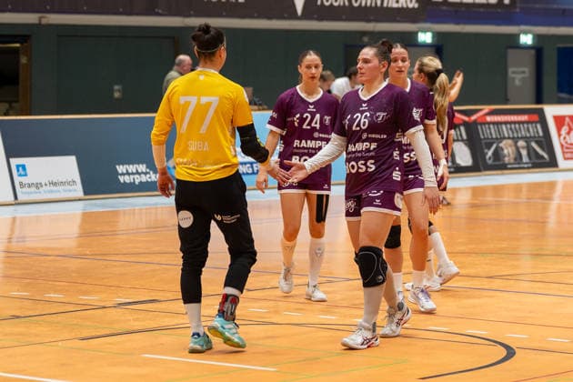Sara Suba (TuS Metzingen, 77), Marie Stumpf (TuS Metzingen, 24), and Svenja Huebner (TuS Metzingen, 26) are disappointed after the loss: HSV Solingen Graefrath 76 vs. TuS Metzingen, DHB Women s Cup, Round 2, 2026–2027 Season, September 30, 2026: HSV Solingen Graefrath 76 vs. TuS Metzingen, DHB Women s Cup, Round 2, 2026–2027 Season, September 30, 2026, Solingen Copyright: xEibner-Pressefoto ThomasxHaeslerx EP_THR