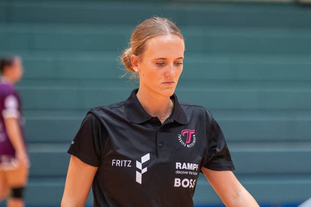 Miriam Hirsch of TuS Metzingen, the coach, leaves the arena disappointed after the loss. HSV Solingen Graefrath 76 vs. TuS Metzingen, DHB Women s Cup, Round 2, 2026–2027 season, September 30, 2026 HSV Solingen Graefrath 76 vs. TuS Metzingen, DHB Women’s Cup, Round 2, 2026–2027 season, September 30, 2026 Solingen Copyright: xEibner-Pressefoto ThomasxHaeslerx EP_THR