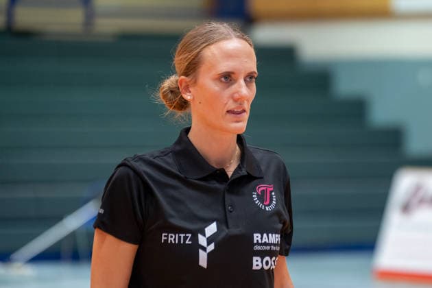 Miriam Hirsch of TuS Metzingen, the coach, leaves the arena disappointed after the loss. HSV Solingen Graefrath 76 vs. TuS Metzingen, DHB Women s Cup, Round 2, 2026–2027 season, September 30, 2026 HSV Solingen Graefrath 76 vs. TuS Metzingen, DHB Women’s Cup, Round 2, 2026–2027 season, September 30, 2026 Solingen Copyright: xEibner-Pressefoto ThomasxHaeslerx EP_THR