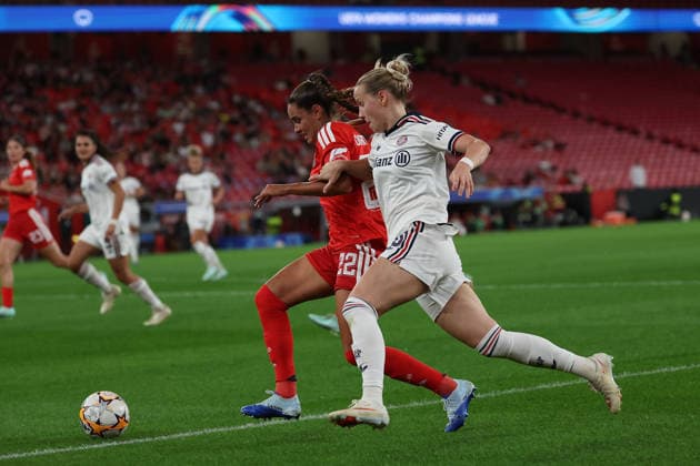 Lisbon, Portugal, September 30: Diana Gomes of SL Benfica and Franziska Kett of FC Bayern Munich battle for the ball during the UEFA Women s Champions League 2026–27 group stage Matchday 2 match between SL Benfica and FC Bayern Munich on September 30, 2024, in Lisbon, Portugal Copyright: HMBxMedia JoaquimxFerreira