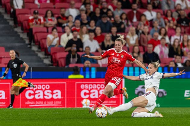 September 30, 2026, Lisbon, Lisbon, Portugal: Chandra Davidson of SL Benfica disputes possession of the ball with Franziska Kett of FC Bayern Munchen during the UEFA Womens Champions League 2026 27 League Group match between SL Benfica and FC Bayern Munchen at Estadio da Luz on September 30, 2026 in Lisbon, Portugal. Soccer 2026: SL Benfica Vs FC Bayern Munchen  - ZUMAs391 20260930_znp_s391_005 Copyright: xCarlosxSilvax