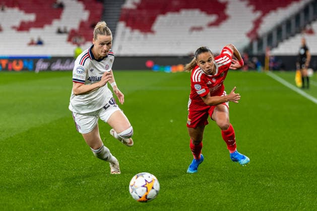 September 30, 2026, Lisbon, Lisbon, Portugal: Lucia Alves of SL Benfica disputes possession of the ball with Giulia Gwinn of FC Bayern Munchen during the UEFA Womens Champions League 2026 27 League Group match between SL Benfica and FC Bayern Munchen at Estadio da Luz on September 30, 2026 in Lisbon, Portugal. Soccer 2026: SL Benfica Vs FC Bayern Munchen  - ZUMAs391 20260930_znp_s391_006 Copyright: xCarlosxSilvax