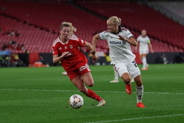Lisbon, Portugal, September 30: Chandra Davidson of SL Benfica and Pernille Harder of FC Bayern Munich battle for the ball during the UEFA Women s Champions League 2026–27 group stage Matchday 2 match between SL Benfica and FC Bayern Munich on September 30, 2024, in Lisbon, Portugal Copyright: HMBxMedia JoaquimxFerreira