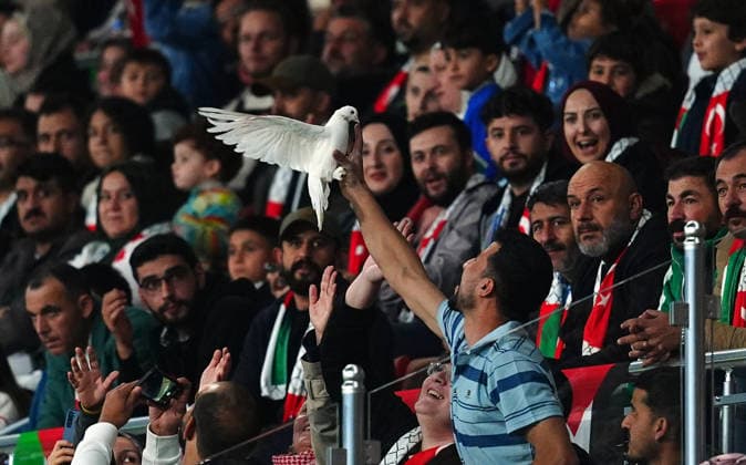Konyaspor v Palestine - Friendly KONYA, TURKIYE - SEPTEMBER 30: White doves are released above the pitch as a gesture of peace during a friendly match between Konyaspor and the Palestine National Football Team as part of Palestine Day events at Konya Metropolitan Municipality Stadium in Konya, Turkiye on September 30, 2026. Evrim Aydin Anadolu Konya Turkey. Editorial use only. Please get in touch for any other usage.  Copyright: x2026xAnadoluxEvrimxAydinx