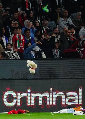 Konyaspor v Palestine - Friendly KONYA, TURKIYE - SEPTEMBER 30: Fans throw soft toys onto the pitch in support of Palestinian children during a friendly match between Konyaspor and the Palestine National Football Team as part of Palestine Day events at Konya Metropolitan Municipality Stadium in Konya, Turkiye on September 30, 2026. Evrim Aydin Anadolu Konya Turkey. Editorial use only. Please get in touch for any other usage.  Copyright: x2026xAnadoluxEvrimxAydinx