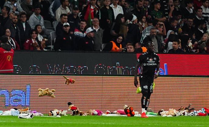 Konyaspor v Palestine - Friendly KONYA, TURKIYE - SEPTEMBER 30: Fans throw soft toys onto the pitch in support of Palestinian children during a friendly match between Konyaspor and the Palestine National Football Team as part of Palestine Day events at Konya Metropolitan Municipality Stadium in Konya, Turkiye on September 30, 2026. Evrim Aydin Anadolu Konya Turkey. Editorial use only. Please get in touch for any other usage.  Copyright: x2026xAnadoluxEvrimxAydinx