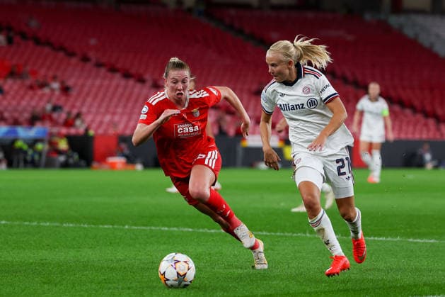 Lisbon, Portugal, September 30: Chandra Davidson of SL Benfica and Pernille Harder of FC Bayern Munich battle for the ball during the 2026–27 UEFA Women s Champions League group stage Matchday 2 game between SL Benfica and FC Bayern Munich on September 30, 2024, in Lisbon, Portugal Copyright: HMBxMedia JoaquimxFerreira