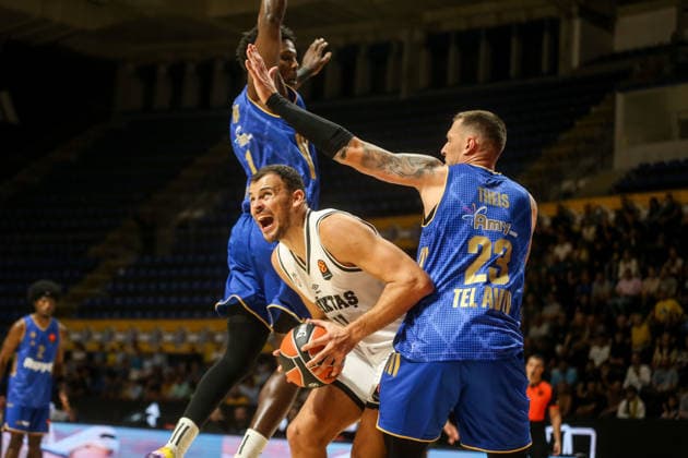 Maccabi Tel Aviv v Besiktas - EuroLeague BELGRADE, SERBIA - SEPTEMBER 30: Metecan Birsen (11) of Besiktas in action against Daniel Theis (23) of Maccabi Tel Aviv during the 2026 2027 EuroLeague Round 2 match between Maccabi Tel Aviv and Besiktas at Aleksandar Nikolic Hall in Belgrade, Serbia, on September 30, 2026. Filip Stevanovic Anadolu Belgrade Serbia. Editorial use only. Please get in touch for any other usage.  Copyright: x2026xAnadoluxFilipxStevanovicx