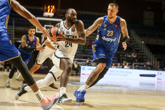 Maccabi Tel Aviv v Besiktas - EuroLeague BELGRADE, SERBIA - SEPTEMBER 30: Jaylen Nowell (24) of Besiktas in action against Daniel Theis (23) of Maccabi Tel Aviv during the 2026 2027 EuroLeague Round 2 match between Maccabi Tel Aviv and Besiktas at Aleksandar Nikolic Hall in Belgrade, Serbia, on September 30, 2026. Filip Stevanovic Anadolu Belgrade Serbia. Editorial use only. Please get in touch for any other usage.  Copyright: x2026xAnadoluxFilipxStevanovicx