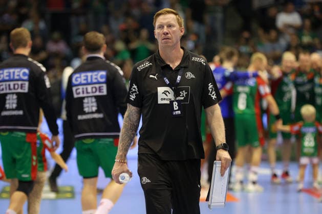September 30, 2026, xgox, Opel HBL Handball, SC Magdeburg vs. THW Kiel, emspor, from left: Berge, Lund, Kiel; coach looks disappointed, looks dejected, dejected, Magdeburg disappointed