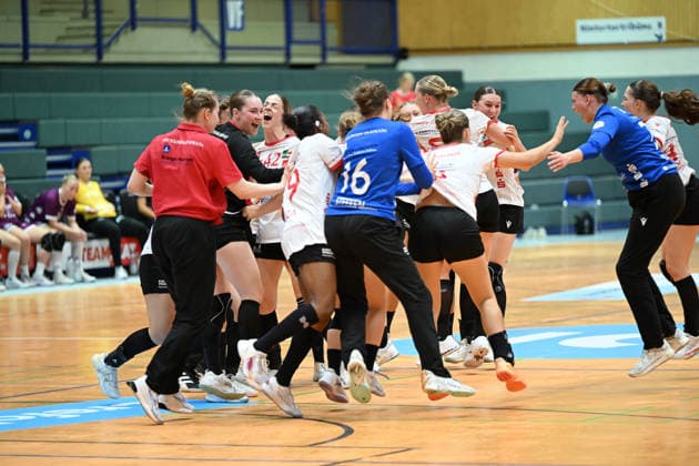September 30, 2026, GER, Handball, Women, DHB Cup, 2026–2027 Season, Matchday 2, HSV Solingen Gräfrath 76 vs. TuS Metzingen; the Solingen women celebrate their victory after the game, Solingen Klingenhalle, North Rhine-Westphalia, Germany Copyright: xNordphoto Meuterx