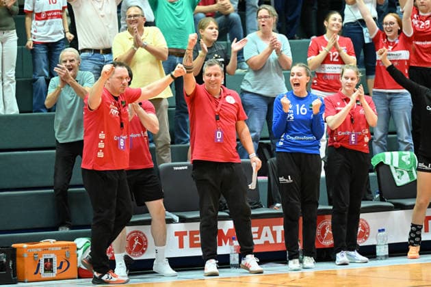 September 30, 2026, Germany, Handball, Women, DHB Cup, 2026–2027 Season, Matchday 2, HSV Solingen Gräfrath 76 vs. TuS Metzingen Celebration on the Solingen bench (left): Lars Faßbender, Head Coach of HSV Solingen Gräfrath, Solingen Klingenhalle, North Rhine-Westphalia, Germany Copyright: xNordphoto Meuterx