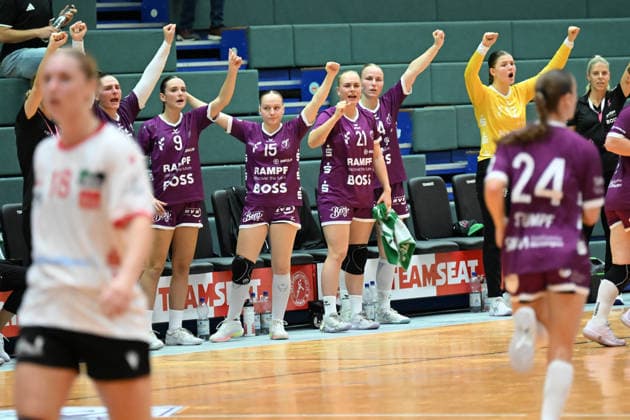 September 30, 2026, GER, Handball, Women, DHB Cup, 2026–2027 Season, Matchday 2, HSV Solingen Gräfrath 76 vs. TuS Metzingen; the Metzingen bench celebrates a goal; Solingen Klingenhalle, North Rhine-Westphalia, Germany Copyright: xNordphoto Meuterx