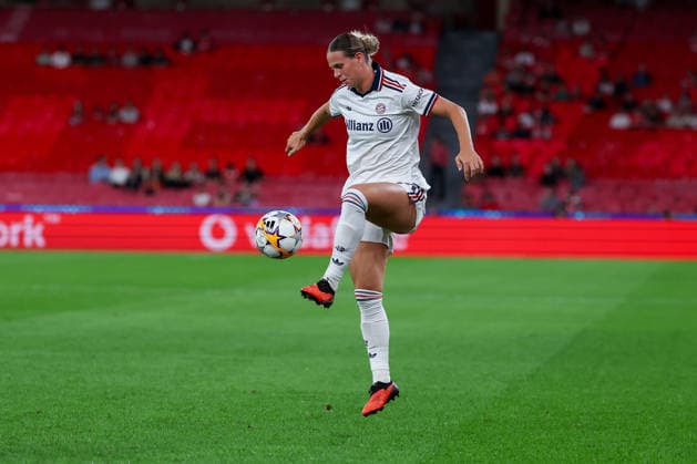 Lisbon, Portugal, September 30: Klara Bühl of FC Bayern Munich in action with the ball during the UEFA Women s Champions League 2026–27, Group Stage, Matchday 2, between SL Benfica and FC Bayern Munich on September 30, 2024, in Lisbon, Portugal Copyright: HMBxMedia JoaquimxFerreira