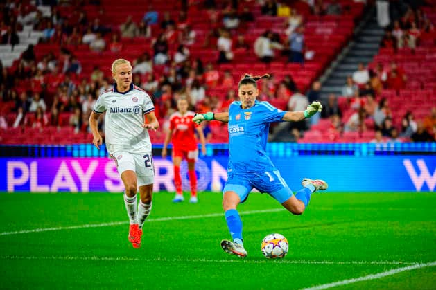 September 30, 2026, Lisbon, Lisbon, Portugal: Lena Pauels of SL Benfica in control of the ball during the UEFA Womens Champions League match between SL Benfica and Bayern Munchen at the EstoÂ¡dio da Luz on September 30, 2026 in Lisbon, Portugal. Soccer2026: SL Benfica 0 Vs 0 Bayern Munchen  - ZUMAr200 20260930_zsp_r200_002 Copyright: xNunoxReisinhox