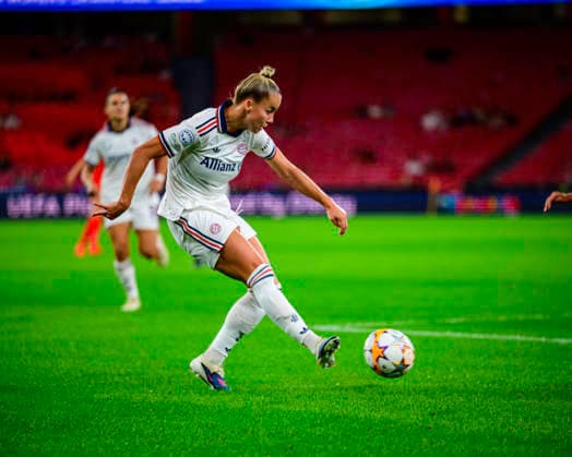 September 30, 2026, Lisbon, Lisbon, Portugal: Giulia Gwinn of Bayern Munchen performs the crossing to the area during the UEFA Womens Champions League match between SL Benfica and Bayern Munchen at the EstoÂ¡dio da Luz on September 30, 2026 in Lisbon, Portugal. Soccer2026: SL Benfica 0 Vs 0 Bayern Munchen  - ZUMAr200 20260930_zsp_r200_005 Copyright: xNunoxReisinhox