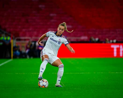September 30, 2026, Lisbon, Lisbon, Portugal: Giulia Gwinn of Bayern Munchen in control of the ball during the UEFA Womens Champions League match between SL Benfica and Bayern Munchen at the EstoÂ¡dio da Luz on September 30, 2026 in Lisbon, Portugal. Soccer2026: SL Benfica 0 Vs 0 Bayern Munchen  - ZUMAr200 20260930_zsp_r200_011 Copyright: xNunoxReisinhox