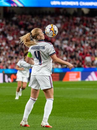 September 30, 2026, Lisbon, Lisbon, Portugal: Glodis Viggosdottir of FC Bayern Munchen in action, with the ball during the UEFA Womens Champions League 2026 27 League Group match between SL Benfica and FC Bayern Munchen at Estadio da Luz on September 30, 2026 in Lisbon, Portugal. Soccer 2026: SL Benfica Vs FC Bayern Munchen  - ZUMAs391 20260930_znp_s391_018 Copyright: xCarlosxSilvax