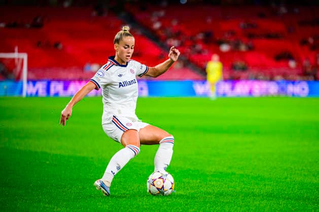 September 30, 2026, Lisbon, Lisbon, Portugal: Giulia Gwinn of Bayern Munchen in control of the ball during the UEFA Womens Champions League match between SL Benfica and Bayern Munchen at the EstoÂ¡dio da Luz on September 30, 2026 in Lisbon, Portugal. Soccer2026: SL Benfica 0 Vs 0 Bayern Munchen  - ZUMAr200 20260930_zsp_r200_019 Copyright: xNunoxReisinhox