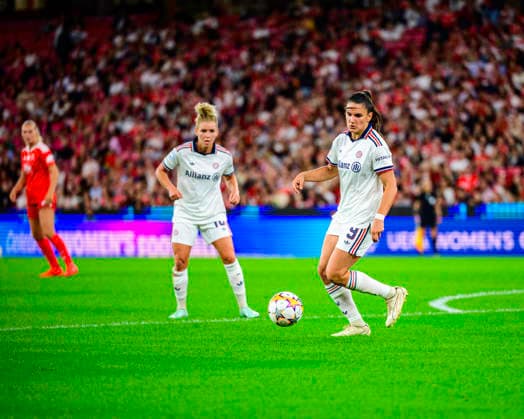 September 30, 2026, Lisbon, Lisbon, Portugal: Jovana Damnjanovic of Bayern Munchen in control of the ball during the UEFA Womens Champions League match between SL Benfica and Bayern Munchen at the EstoÂ¡dio da Luz on September 30, 2026 in Lisbon, Portugal. Soccer2026: SL Benfica 0 Vs 0 Bayern Munchen  - ZUMAr200 20260930_zsp_r200_020 Copyright: xNunoxReisinhox