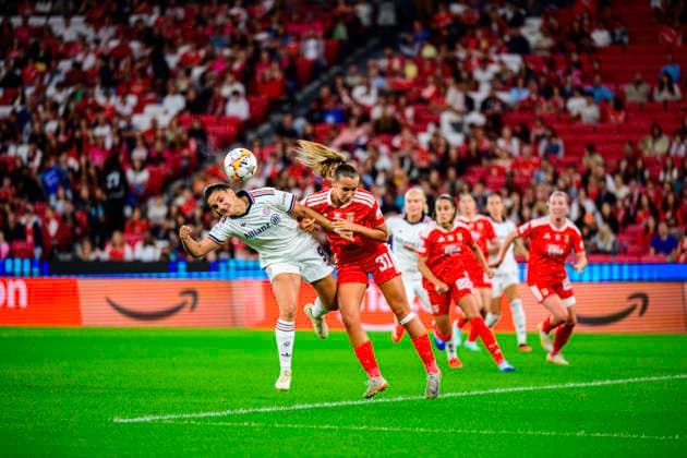 September 30, 2026, Lisbon, Lisbon, Portugal: Jovana Damnjanovic of Bayern Munchen and Tinkara Testen of SL Benfica battles for possession of the ball during the UEFA Womens Champions League match between SL Benfica and Bayern Munchen at the EstoÂ¡dio da Luz on September 30, 2026 in Lisbon, Portugal. Lisbon Portugal - ZUMAr200 20260930_zsp_r200_004 Copyright: xNunoxReisinhox