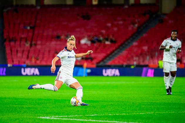 September 30, 2026, Lisbon, Lisbon, Portugal: Giulia Gwinn of Bayern Munchen performs the crossing to the area during the UEFA Womens Champions League match between SL Benfica and Bayern Munchen at the EstoÂ¡dio da Luz on September 30, 2026 in Lisbon, Portugal. Lisbon Portugal - ZUMAr200 20260930_zsp_r200_006 Copyright: xNunoxReisinhox