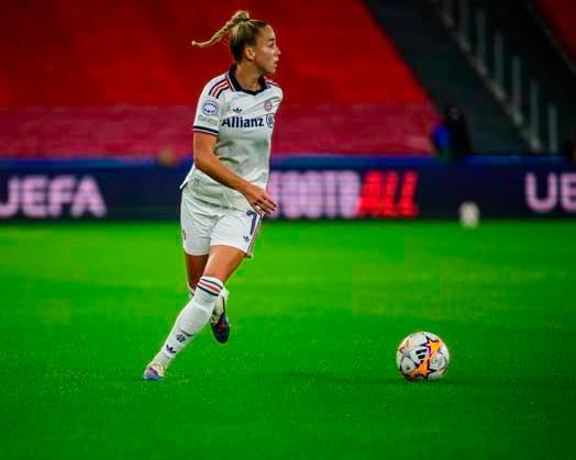 September 30, 2026, Lisbon, Lisbon, Portugal: Giulia Gwinn of Bayern Munchen in control of the ball during the UEFA Womens Champions League match between SL Benfica and Bayern Munchen at the EstoÂ¡dio da Luz on September 30, 2026 in Lisbon, Portugal. Lisbon Portugal - ZUMAr200 20260930_zsp_r200_015 Copyright: xNunoxReisinhox