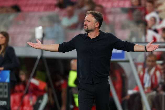Lisbon, Portugal, September 30: Coach Jose Barcala of FC Bayern Munich gestures, gives instructions, and gesticulates in disappointment during the 2026–27 UEFA Women s Champions League, League Phase Matchday 2 match between SL Benfica and FC Bayern Munich on September 30, 24, 2026, in Lisbon, Portugal Copyright: HMBxMedia JoaquimxFerreira