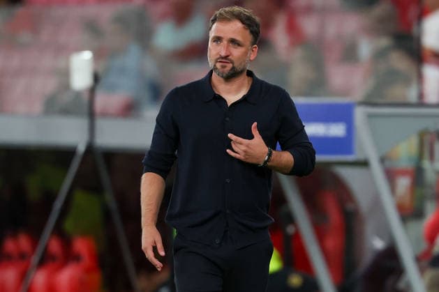Lisbon, Portugal, September 30: Coach Jose Barcala of FC Bayern Munich gestures, gives instructions, and gesticulates in disappointment during the 2026–27 UEFA Women s Champions League, League Phase Matchday 2 match between SL Benfica and FC Bayern Munich on September 30, 24, 2026, in Lisbon, Portugal Copyright: HMBxMedia JoaquimxFerreira
