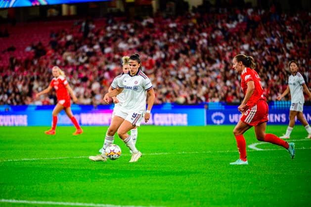 September 30, 2026, Lisbon, Lisbon, Portugal: Jovana Damnjanovic of Bayern Munchen in control of the ball during the UEFA Womens Champions League match between SL Benfica and Bayern Munchen at the EstoÂ¡dio da Luz on September 30, 2026 in Lisbon, Portugal. Lisbon Portugal - ZUMAr200 20260930_zsp_r200_021 Copyright: xNunoxReisinhox