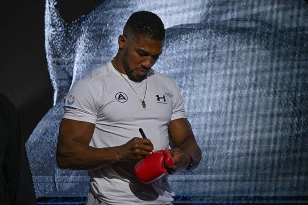 Tyson Fury and Anthony Joshua hold press conference, PK, Pressekonferenz in London before December clash LONDON, UK - SEPTEMBER 30: Anthony Joshua signs an autougraph during a press conference ahead of his bout against Tyson Fury at Principality Stadium in Cardiff on December 11, 2026, held at British Airways ARC, Olympia in London, United Kingdom, on September 30, 2026. Rasid Necati Aslim Anadolu London United Kingdom. Editorial use only. Please get in touch for any other usage.  Copyright: x2026xAnadoluxRasidxNecatixAslimx