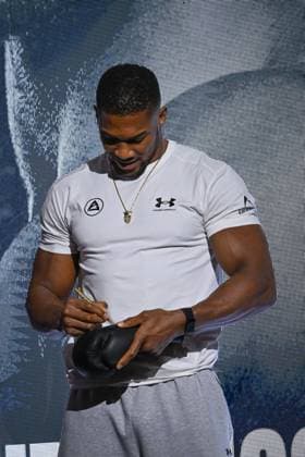 Tyson Fury and Anthony Joshua hold press conference, PK, Pressekonferenz in London before December clash LONDON, UK - SEPTEMBER 30: Anthony Joshua signs an autougraph during a press conference ahead of his bout against Tyson Fury at Principality Stadium in Cardiff on December 11, 2026, held at British Airways ARC, Olympia in London, United Kingdom, on September 30, 2026. Rasid Necati Aslim Anadolu London United Kingdom. Editorial use only. Please get in touch for any other usage.  Copyright: x2026xAnadoluxRasidxNecatixAslimx