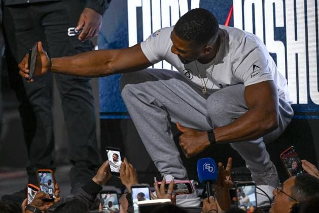 Tyson Fury and Anthony Joshua hold press conference, PK, Pressekonferenz in London before December clash LONDON, UK - SEPTEMBER 30: Anthony Joshua poses for selfies during a press conference ahead of his bout against Tyson Fury at Principality Stadium in Cardiff on December 11, 2026, held at British Airways ARC, Olympia in London, United Kingdom, on September 30, 2026. Rasid Necati Aslim Anadolu London United Kingdom. Editorial use only. Please get in touch for any other usage.  Copyright: x2026xAnadoluxRasidxNecatixAslimx