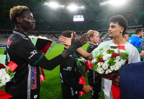 Konyaspor v Palestine - Friendly KONYA, TURKIYE - SEPTEMBER 30: Konyaspor players present flowers to players of the Palestine National Football Team at the end of a friendly match as part of Palestine Day events at Konya Metropolitan Municipality Stadium in Konya, Turkiye on September 30, 2026. Evrim Aydin Anadolu Konya Turkey. Editorial use only. Please get in touch for any other usage.  Copyright: x2026xAnadoluxEvrimxAydinx