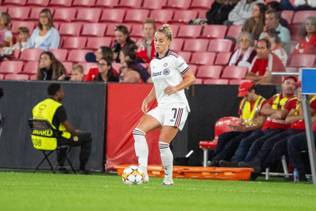 LISBON, PORTUGAL - SEPTEMBER 30: Giulia Gwinn of Bayern with the ball during UWCL match between SL Benfica and FC Bayern Munich at Estádio da Luz on September 30, 2026 in Lisbon, Portugal. Copyright: xCatiaxSilvax Sportspressphoto_SPR243083