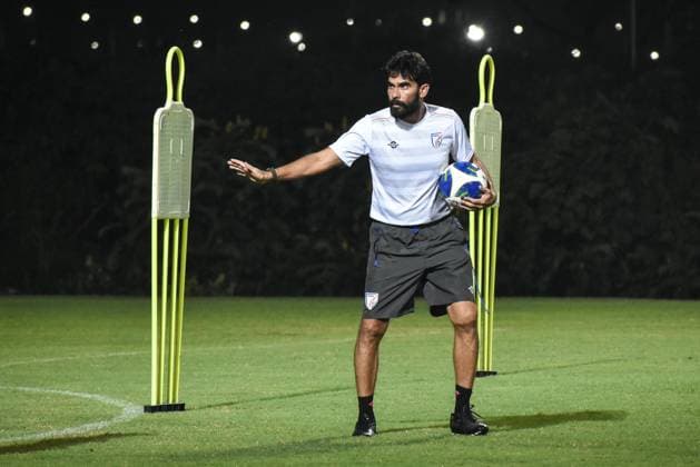 Indian Football Team Practice. Indian football team coach Khalid Jamil is seen during a team practice session in Kolkata, India, on September 30, 2026. Kolkata India  Copyright: xDebarchanxChatterjeex originalFilename:chatterjee-notitle260930_npPTK.jpg