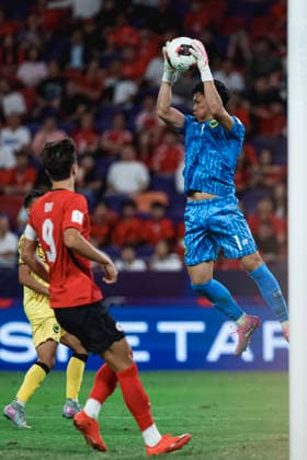 Brunei Darussalam v Hong Kong, China - FIFA ASEAN CUP Division 2 Group A Haimie Abdullahnyaring, wearing jersey number 1, of Brunei Darussalam and Orr Matthew, wearing jersey number 9, of Hong Kong, China compete during the FIFA ASEAN Cup 2026 Division 2 Group A match between Brunei Darussalam and Hong Kong, China at Kai Tak Stadium in Hong Kong, China, on September 30, 2026. Hong Kong China Copyright: xZhichengxQinx originalFilename:qin-fifaasea260930_npIMf.jpg