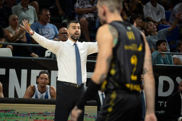 La Laguna Tenerife v Turk Telekom - BKT EuroCup SAN CRISTOBAL DE LA LAGUNA, SPAIN - SEPTEMBER 30: Erdem Can, Head coach of Turk Telekom, looks on and give tactics during EuroCup basketball match between La Laguna Tenerife and Turk Telekom at Santiago Martín in San Cristobal de la Laguna, Canary Islands, Spain on September 30, 2026. Andres Gutierrez Anadolu San Cristobal de la Laguna Spain. Editorial use only. Please get in touch for any other usage.  Copyright: x2026xAnadoluxAndresxGutierrezx