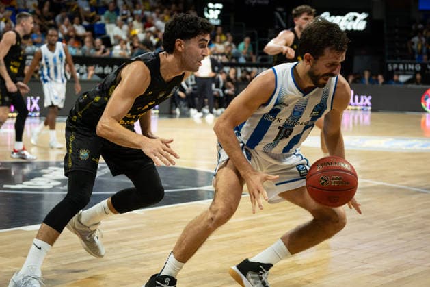 La Laguna Tenerife v Turk Telekom - BKT EuroCup SAN CRISTOBAL DE LA LAGUNA, SPAIN - SEPTEMBER 30: Dogus Ozdemiroglu of Turk Telekom in action against Fernandez Jaime of La Laguna Tenerife during EuroCup basketball match between La Laguna Tenerife and Turk Telekom at Santiago Martín in San Cristobal de la Laguna, Canary Islands, Spain on September 30, 2026. Andres Gutierrez Anadolu San Cristobal de la Laguna Spain. Editorial use only. Please get in touch for any other usage.  Copyright: x2026xAnadoluxAndresxGutierrezx