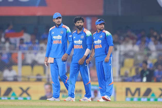 India v West Indies - ODI Series 2026 Shubman Gill, captain of India, with Ravindra Jadeja and Kuldeep Yadav of India during the second one day international (ODI) cricket match between India and West Indies at Barsapara Cricket Stadium in Guwahati, India, on September 30, 2026. Guwahati Assam India  Copyright: xShubhajitxRoyxKarmakarx originalFilename:roykarmakar-2ndodicr260930_npDpO.jpg