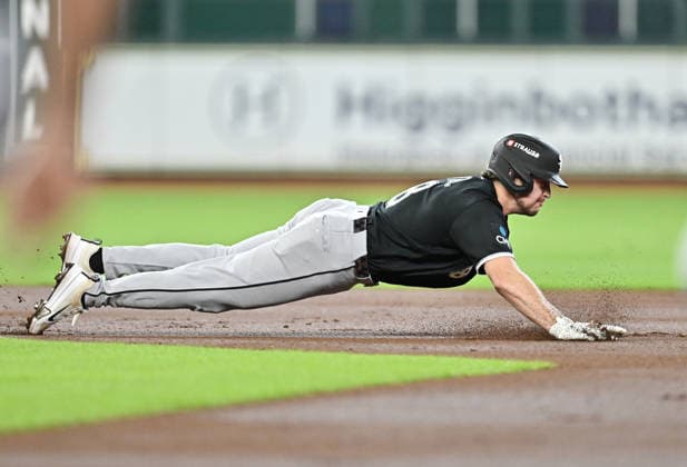 Chicago White Sox Kyle Teel (8) dives back into second base against the Houston Astros in the first inning of an MLB, Baseball Herren, USA American League Wild Card game at Daikin Park in Houston, Texas, on Wednesday, September 30, 2026.  HOU20260930707 MARIAxLYSAKER