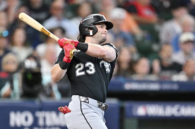 Chicago White Sox designated hitter Andrew Benintendi (23) hits a two-rbi single against the Houston Astros in the first inning of an MLB, Baseball Herren, USA American League Wild Card game at Daikin Park in Houston, Texas, on Wednesday, September 30, 2026.  HOU20260930708 MARIAxLYSAKER