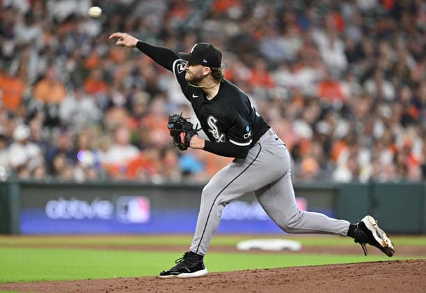 Chicago White Sox starting pitcher Sean Burke (59) throws against the Houston Astros in the first inning of an MLB, Baseball Herren, USA American League Wild Card game at Daikin Park in Houston, Texas, on Wednesday, September 30, 2026.  HOU20260930713 MARIAxLYSAKER