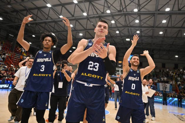 IPA89157784 - Napoli Basketball players celebrate after the game following their victory over Cosea JL Bourg-en-Bresse during the Napoli Basketball vs. Cosea JL Bourg-en-Bresse EuroCup basketball game in Naples, Italy, on September 30, 2026  Copyright: xEnzoxPinelli IPAxSportx xx IPA89157784
