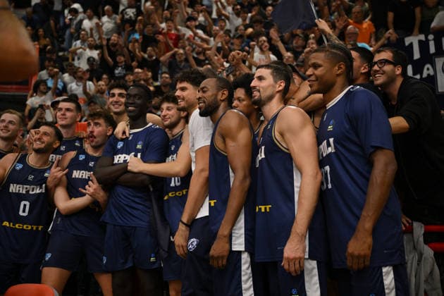 IPA89157786 - Napoli Basketball players celebrate after the game following their victory over Cosea JL Bourg-en-Bresse during the Napoli Basketball vs. Cosea JL Bourg-en-Bresse EuroCup basketball game in Naples, Italy, on September 30, 2026  Copyright: xEnzoxPinelli IPAxSportx xx IPA89157786