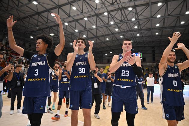 IPA89157830 - Napoli Basketball players celebrate after the game following their victory over Cosea JL Bourg-en-Bresse during the Napoli Basketball vs. Cosea JL Bourg-en-Bresse EuroCup basketball game in Naples, Italy, on September 30, 2026  Copyright: xEnzoxPinelli IPAxSportx xx IPA89157830