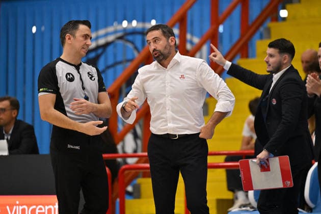 IPA89158082 - Frederic Fauthoux, coach of Cosea JL Bourg-en-Bresse, talks to the referee during the game against Napoli Basketball in the EuroCup basketball match between Napoli Basketball and Cosea JL Bourg-en-Bresse in Naples, Italy, on September 30, 2026  Copyright: xEnzoxPinelli IPAxSportx xx IPA89158082